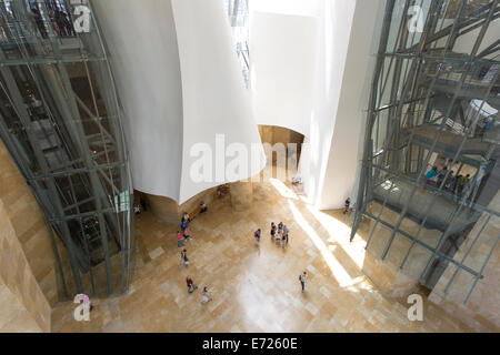 Blick hinunter in die Haupthalle des Guggenheim-Museums Bilbao Stockfoto