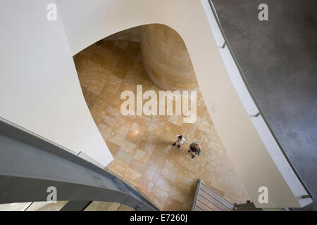 Blick hinunter in den Vorhof des Guggenheim, Bilbao, Spanien Stockfoto