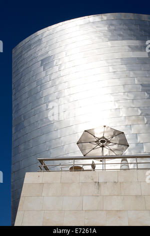 Das Guggenheim-Museum-Terrasse mit Sonnenschirm Stockfoto