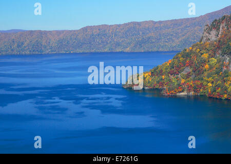 Blätter im Herbst am See Towada Stockfoto