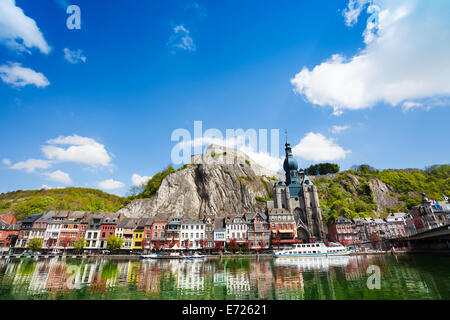 Blick auf die Stadt an der Maas mit reflektierenden Häuser Stockfoto