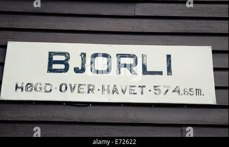 Bahnhof Namenstafel am Bahnhof Bjorli, zeigt auch die Höhe über dem Meeresspiegel. Stockfoto