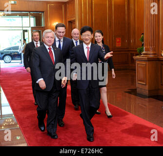 Peking, China. 4. September 2014. Meng Jianzhu (R, vorne), Mitglied des Politbüros des Zentralkomitees der kommunistischen Partei Chinas und weißrussische Vizepremier Anatoly Tozik Ko-Vorsitzende der ersten Sitzung des zwischenstaatlichen Ausschuss für Zusammenarbeit in Peking, Hauptstadt von China, China-Belarus 4. September 2014. Bildnachweis: Zhang Duo/Xinhua/Alamy Live-Nachrichten Stockfoto