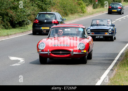 Jaguar E Type Auto unterwegs Fosse Way, Warwickshire, UK Stockfoto