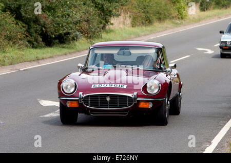 Jaguar E Type Auto unterwegs Fosse Way, Warwickshire, UK Stockfoto