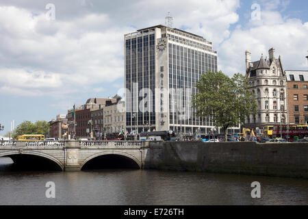 Ein Blick auf den Fluss Liffey in Dublin Stadt mit Buidlings und die O' Connell Bridge sichtbar. Stockfoto