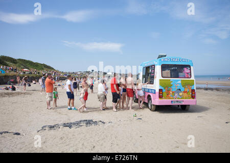 Leute, die am Strand von Portmarnock in Dublin, Irland, aus einem Eiswagen auf Eis warten Stockfoto