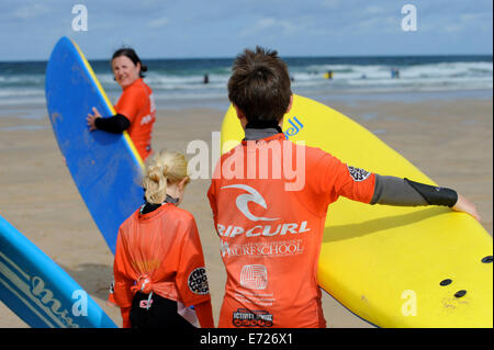 Newquay Activity Centre Surfkurse am Fistral Strand, Cornwall Stockfoto