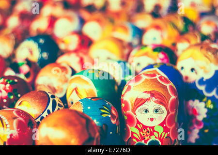 Bunten russischen Nesting Dolls Matreshka auf dem Markt. Matrioshka Babuschka Nesting Dolls sind die beliebtesten Souvenirs aus Ru Stockfoto