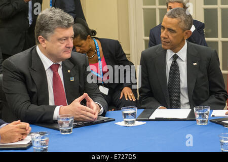 Newport, Wales, UK. 4. September 2014. Newport, Großbritannien. 04. Sep, 2014. US-Präsident Barack Obama (R) und Präsident der Ukraine Petro Poroshenko treffen in Newport, Großbritannien, 4. September 2014. Der Leiter der Staaten und Leiter der Regierungen der Nato-Treffen zu einem zweitägigen Gipfel in Wales. Zentrum der Diskussion ist das Verhältnis zu Russland. Bildnachweis: Dpa picture Alliance/Alamy Live News Stockfoto