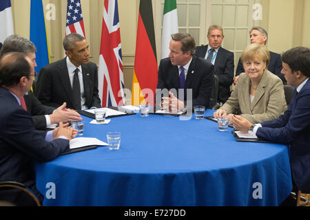 Newport, Wales, UK. 4. September 2014. Newport, Großbritannien. 04. Sep, 2014. Frankreich Staatsoberhaupt François Hollande (L-R), US-Präsident Barack Obama, britischen premier David Cameron, deutsche Bundeskanzlerin Angela Merkel (CDU) und Italiens premier Matteo Renzi treffen in Newport, Großbritannien, 4. September 2014. Der Leiter der Staaten und Leiter der Regierungen der Nato-Treffen zu einem zweitägigen Gipfel in Wales. Zentrum der Diskussion ist das Verhältnis zu Russland. Bildnachweis: Dpa picture Alliance/Alamy Live News Stockfoto