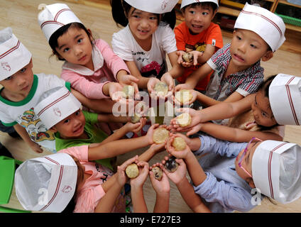 Hefei, China Anhui Provinz. 4. September 2014. Kinder zeigen Mooncakes gemacht mit Formen selbst in Hefei, Hauptstadt der ostchinesischen Provinz Anhui, 4. September 2014. Das Mid-Autumn Festival, das am 8. September dieses Jahres fällt, ist ein traditionelles chinesisches fest für Familientreffen, während die Leute der Vollmond zusammen genießen und Essen Mondkuchen - kleine Runde Kuchen mit verschiedenen Füllungen. © Liu Junxi/Xinhua/Alamy Live-Nachrichten Stockfoto