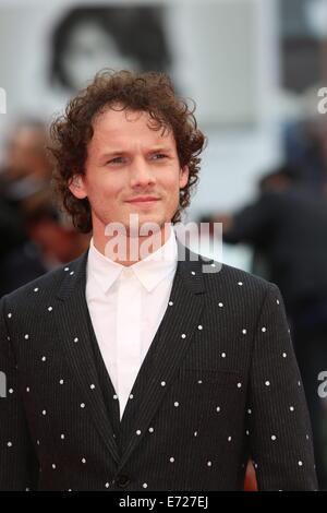 Russisch-US-Schauspieler Anton Yelchin kommt zur Premiere von "Cymbeline" während der 71. jährlichen internationalen Filmfestspielen von Venedig in Venedig, Italien, 3. September 2014. Der Film wird im Abschnitt "Orizzonti" auf dem Festival läuft von 27 August bis 06 September präsentiert. Foto: Hubert Boesl/Dpa - kein Draht-Dienst- Stockfoto