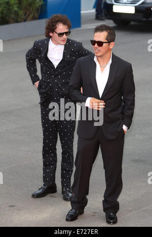 Russisch-US-Schauspieler Anton Yelchin (L) und den USA Schauspieler John Leguizamo kommen für die Premiere von "Cymbeline" während der 71. jährlichen internationalen Filmfestspielen von Venedig in Venedig, Italien, 3. September 2014. Der Film wird im Abschnitt "Orizzonti" auf dem Festival läuft von 27 August bis 06 September präsentiert. Foto: Hubert Boesl/Dpa - kein Draht-Dienst- Stockfoto