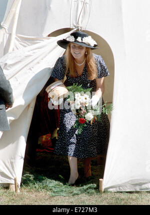 Seine königliche Hoheit Herzogin von York verlässt ein Tipi bei ihrem Besuch in Winnipeg - Royal Tour of Canada Juli 1987 Stockfoto