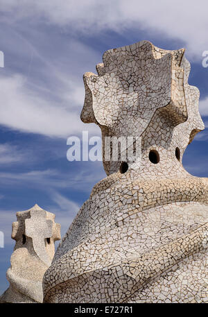 Spanien, Katalonien, Barcelona, Antoni Gaudis La Pedrera Bau eines Abschnitts der Schornstein auf der Dachterrasse. Stockfoto