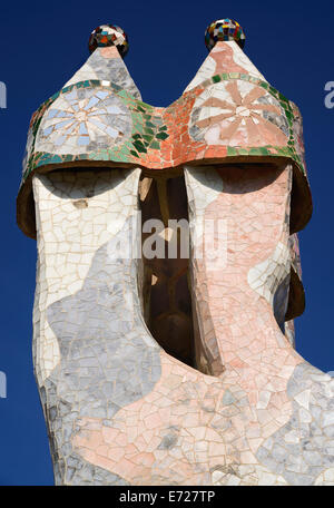 Spanien, Katalonien, Barcelona, Antoni Gaudis Casa Batllo Gebäude bunte Schornstein auf der Dachterrasse. Stockfoto