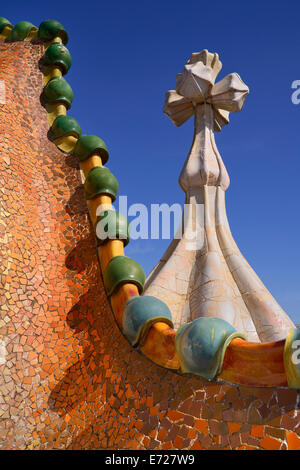 Spanien, Katalonien, Barcelona, Antoni Gaudis Casa Batllo bauen Drachen zurück Funktion auf der Dachterrasse mit den vier Kreuz auch Inclluded bewaffnet. Stockfoto