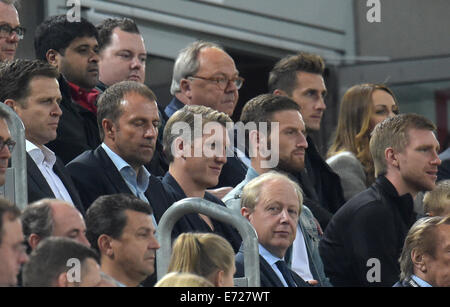 Düsseldorf, Deutschland. 03rd September 2014. Der Manager der deutschen Fußball Mannschaft Oliver Bierhoff (L-R), Sportdirektor des deutschen Fußball-Bund (DFB) Hansi Flick, der Fußballer Bastian Schweinsteiger, Shkodran Mustafi, Miroslav Klose und Per Mertesacker sitzen auf dem Podium neben Fernsehdirektor des öffentlich-rechtlichen Senders WDR, Tom Buhrow (C, vorne), während des Länderspiels Deutschland gegen Argentinien in der Esprit Arena in Düsseldorf , Deutschland, 3. September 2014. Foto: Bernd Thissen/Dpa/Alamy Live News Stockfoto