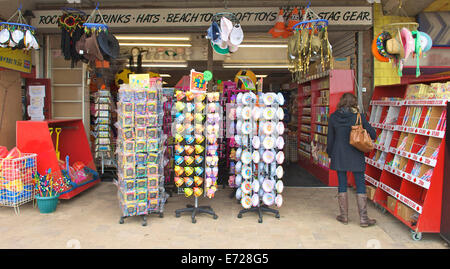 Strand-Shop am Ende der Sommersaison Stockfoto