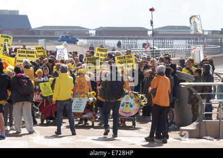 Anti-Fracking marschieren entlang Blackpool Promenade Stockfoto