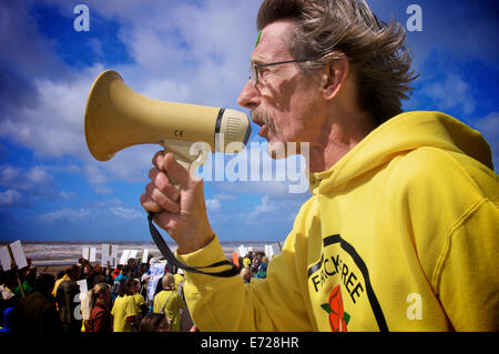 Anti-Fracking marschieren entlang Blackpool Promenade Stockfoto