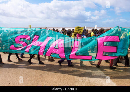 Anti-Fracking marschieren entlang Blackpool Promenade Stockfoto