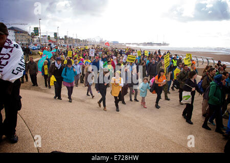 Anti-Fracking marschieren entlang Blackpool Promenade Stockfoto