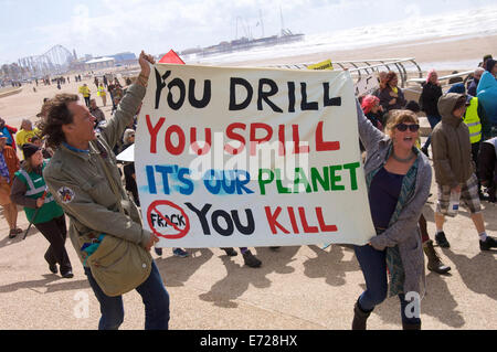 Anti-Fracking marschieren entlang Blackpool Promenade Stockfoto