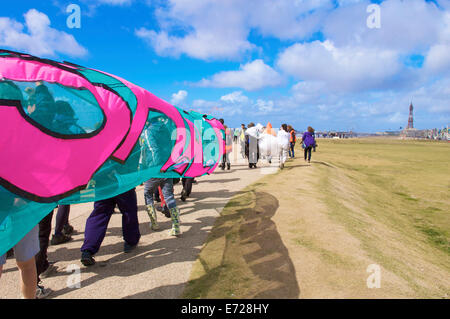 Anti-Fracking marschieren entlang Blackpool Promenade Stockfoto