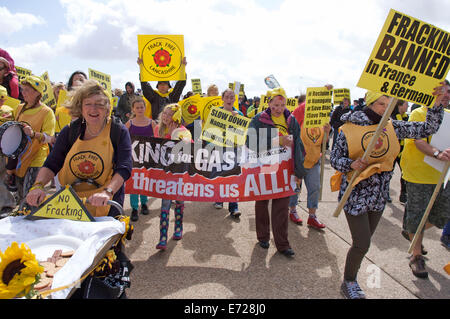 Anti-Fracking marschieren entlang Blackpool Promenade Stockfoto