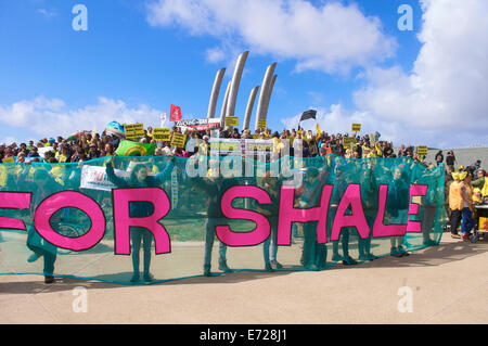 Anti-Fracking marschieren entlang Blackpool Promenade Stockfoto