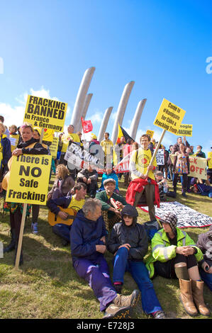 Anti-Fracking marschieren entlang Blackpool Promenade Stockfoto