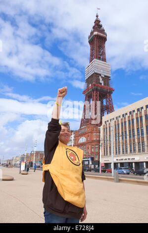 Anti-Fracking marschieren entlang Blackpool Promenade Stockfoto