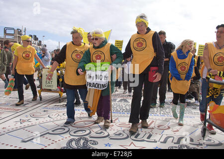 Anti-Fracking marschieren entlang Blackpool Promenade Stockfoto