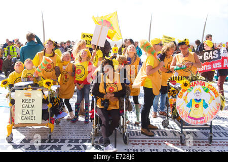 Anti-Fracking marschieren entlang Blackpool Promenade Stockfoto