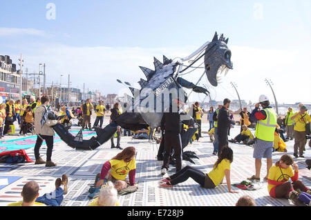 Anti-Fracking marschieren entlang Blackpool Promenade Stockfoto