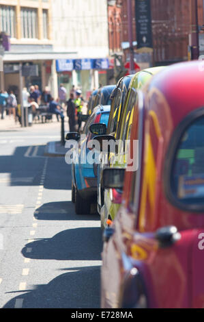 Taxistand befindet sich im belebten Stadtzentrum Stockfoto