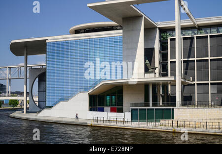 Deutschland, Berlin, Marie-Elisabeth-Luders-Haus ist ein Service-Center des Deutschen Bundestages befindet sich über der Spree hinter dem Reichstag. Stockfoto