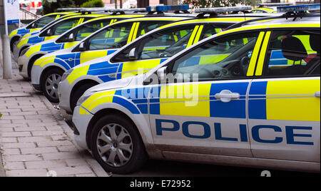 Reihe von geparkten markierten Polizeiautos außerhalb Gloucester Police Station, Bearland, Gloucester, Gloucestershire, England, UK. Stockfoto