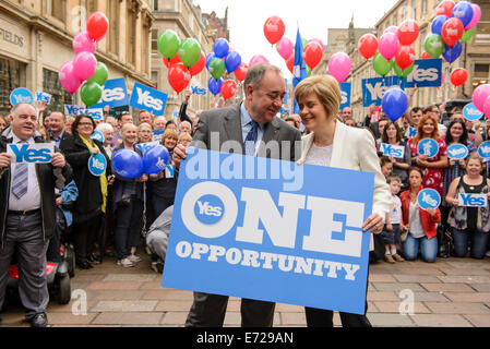 Glasgow, Schottland, Großbritannien. September 2014. Alex Salmond und Nicola Sturgeon - Führer der Scottish National Party (SNP) - waren in Glasgow mit Aktivisten, die sich dafür einsetzten, ein besseres Schottland in den nächsten 10 Jahren und darüber hinaus durch ein "Ja"-Votum im schottischen Unabhängigkeitsreferendum aufzubauen. © David Gordon/Alamy Live News Stockfoto