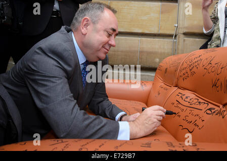 Glasgow, Schottland, Großbritannien. September 2014. Alex Salmond und Nicola Sturgeon - Führer der Scottish National Party (SNP) - waren in Glasgow mit Aktivisten, die sich dafür einsetzten, ein besseres Schottland in den nächsten 10 Jahren und darüber hinaus durch ein "Ja"-Votum im schottischen Unabhängigkeitsreferendum aufzubauen. © David Gordon/Alamy Live News Stockfoto