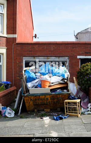 Überlastet überspringen außerhalb eines Hauses in Blackpool, Lancashire Stockfoto