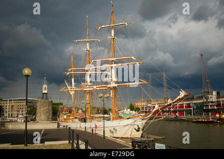 Sturm Wolken schweben über die SS Kaskelot im Hafen von Bristol, England Stockfoto