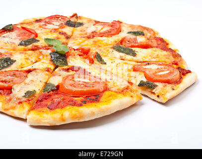 Köstliche geschnittene Pizza Margherita Isolated on White Background Stockfoto