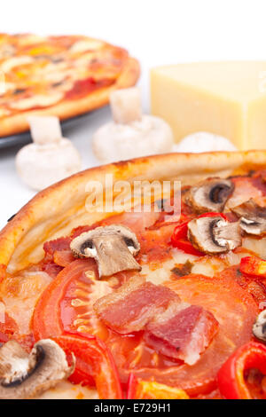 Schinken und Champignons Pizza mit Zutaten Stockfoto