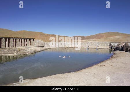 Pool mit warmem Wasser auf 4200 m am Tatio Geysire, San Pedro de Atacama Antofagasta Region, Chile Stockfoto