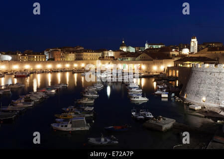 Alten Hafen und die Altstadt bei Nacht, Dubrovnik, Dalmatien, Kroatien Stockfoto