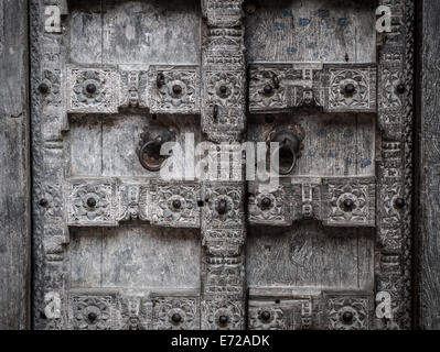 Alte geschnitzte Holztür in Stone Town auf Sansibar. Stockfoto