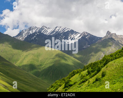 Sno-Tal in den Bergen des Kaukasus, Georgien. Stockfoto